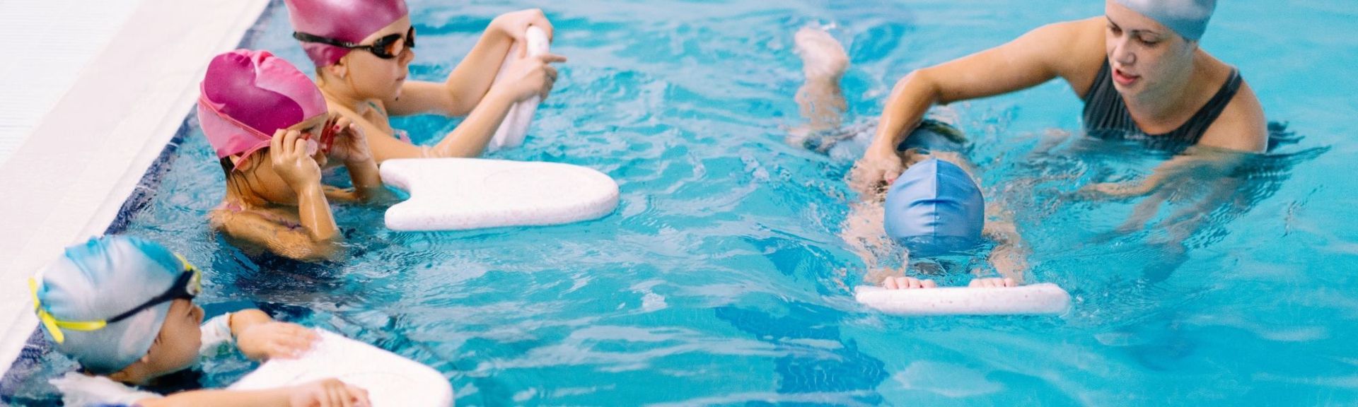 "Chelonakia" have swimming pools for infants and children. They offer swimming lessons by age group, aqua lessons and organize children's parties. 