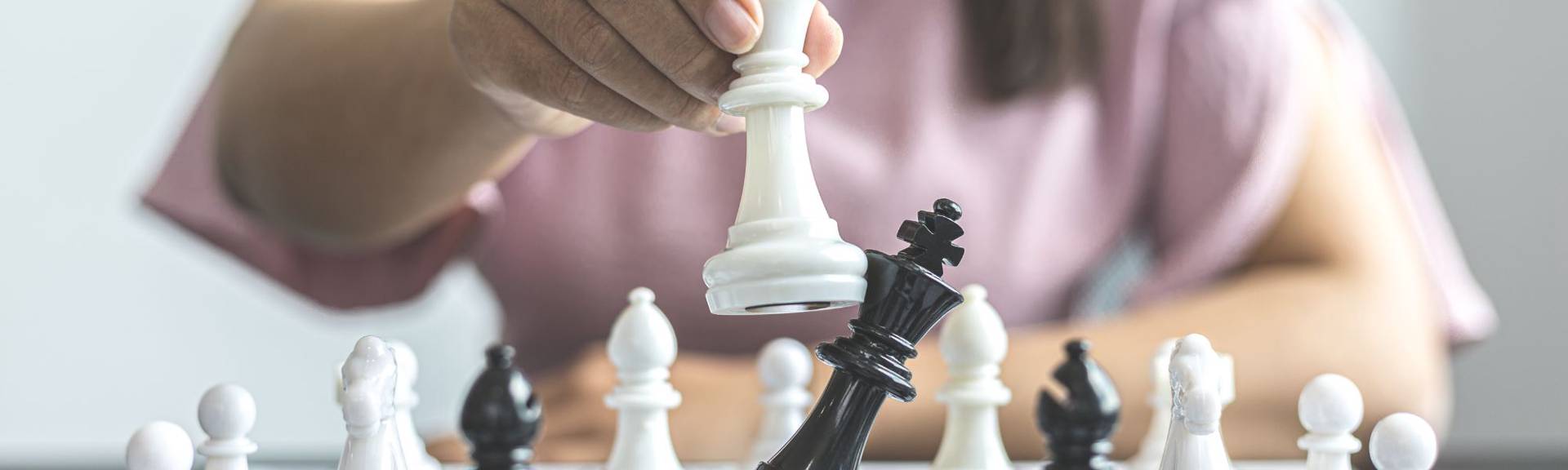 Children learning and playing chess at Chess4Kids Horgen, a chess academy in Horgen, Switzerland offering group and private lessons, holiday camps, and tournaments for kids aged 4 to 15.