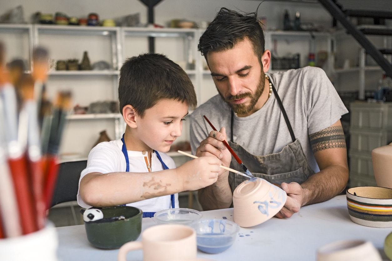 pottery class boy painting male teacher jung malen keramik lehrer