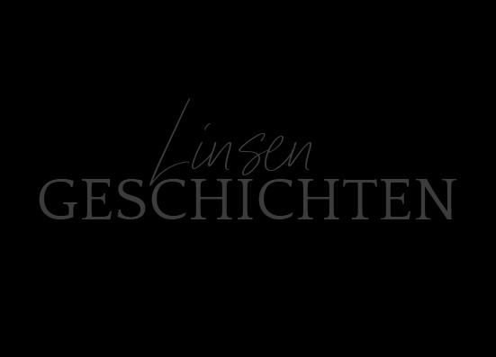 The black and white logo of the baby and family photographer in the Zurich area `Linsengeschichten. 
