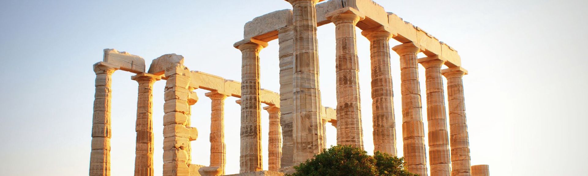 Ναός Ποσειδώνα στο Σούνιο με χρυσό φως ηλιοβασιλέματος, νότια Αττική