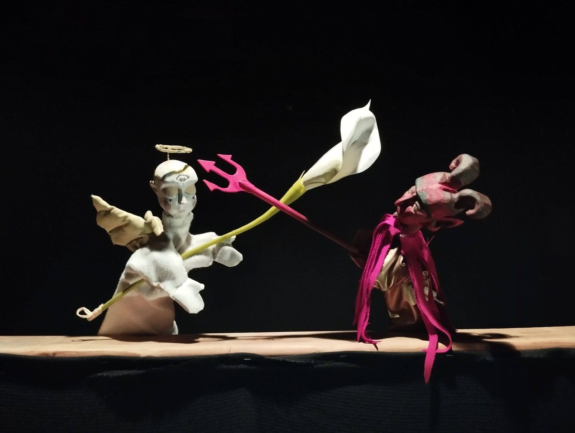 The Spira Puppet Theatre Group presents *Fasoulis and the Feather Pillow* at the Paraga arts venue, featuring live music.