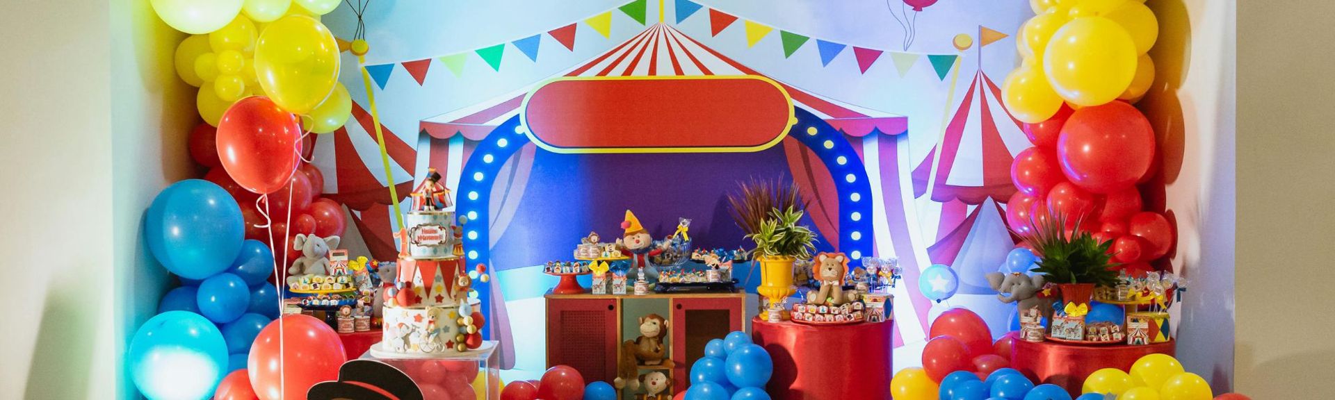 Colorful indoor amusement arcade at Starbie in Dietikon, featuring soft play structures, slides, climbing areas, and excited children playing