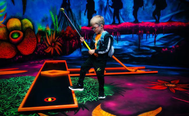 Zurich: Black Light Galaxy Minigolf 