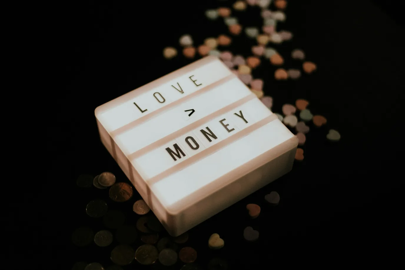 Εικόνα που δείχνει γραμμένο Love > Money.