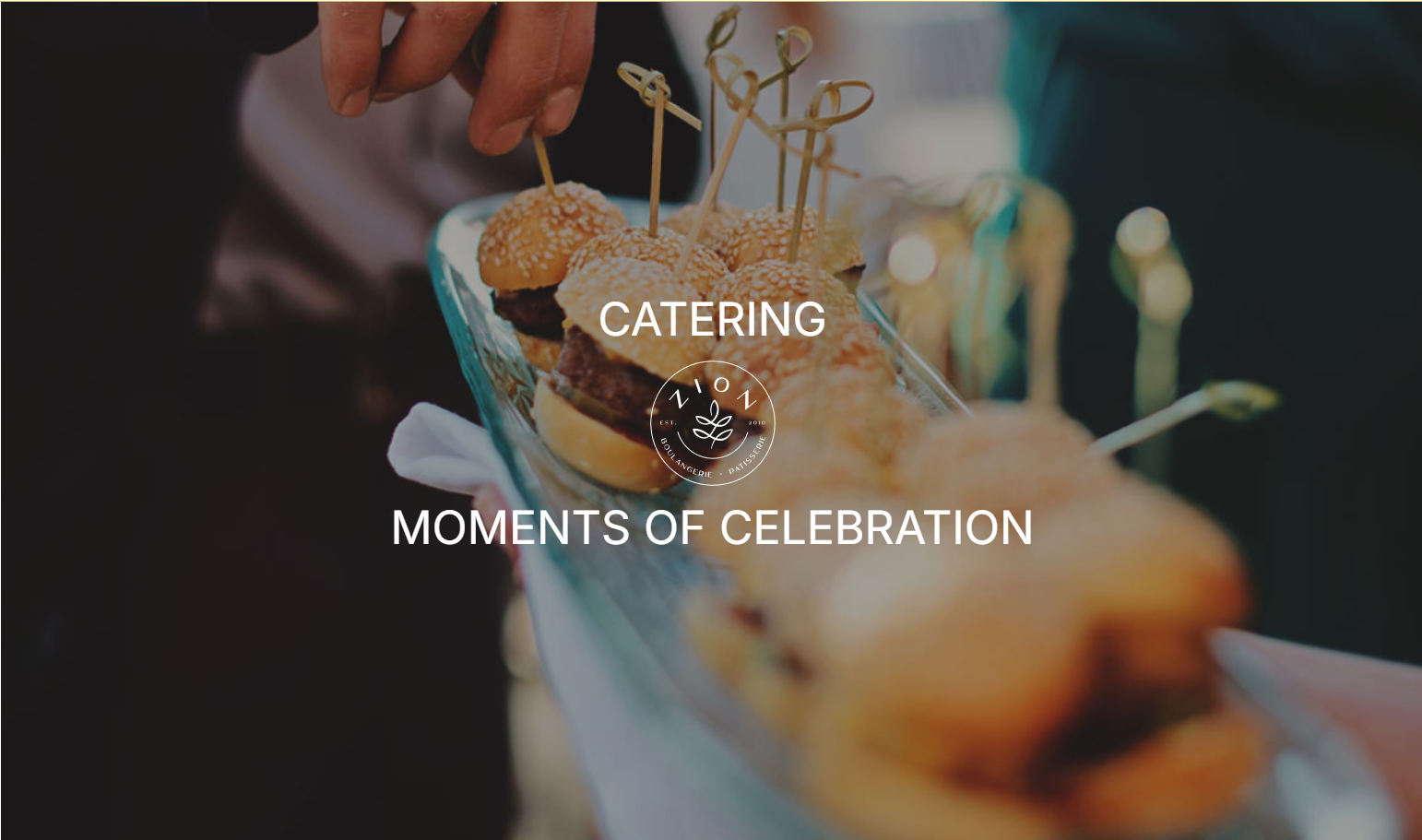 Τραπέζι catering γεμάτο εκλεπτυσμένα ορεκτικά της Zion