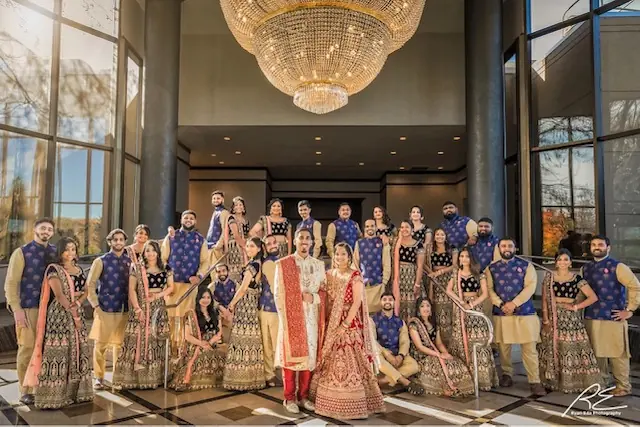 Wedding party με συνδυασμένα ινδικά ρούχα από έργο αγοράς ενδυμάτων που η CeremonyVerse ολοκλήρωσε πριν την έναρξή της