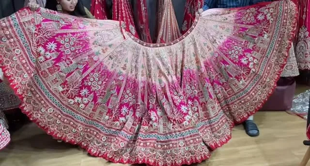 Κεντημένο νυφικό lehenga ανοιγμένο σε ζωντανή βιντεοκλήση αγορών στην Ινδία