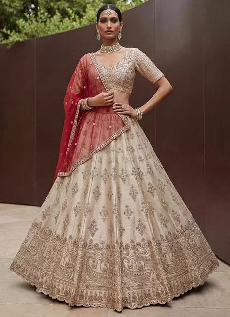 Νυφικό lehenga σε ιβουάρ με κόκκινο dupatta, ένα από τα στιλ που φέρνει η CeremonyVerse από την Ινδία