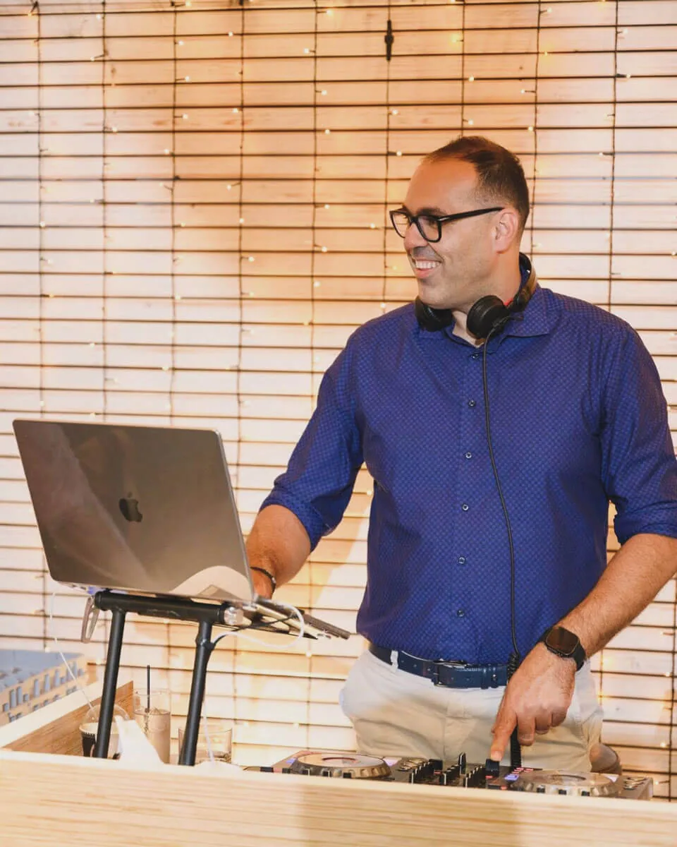 Χρήστος Μπερδές DJing σε δεξίωση γάμου Πάτρα Ελλάδα