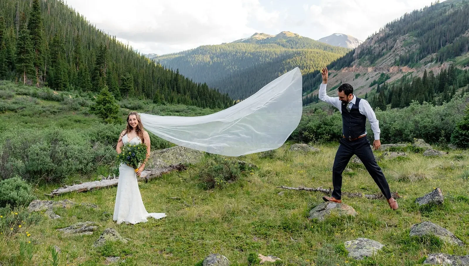 Colorado Outdoor Weddings πέπλο στον αέρα σε καταπράσινη ορεινή κοιλάδα