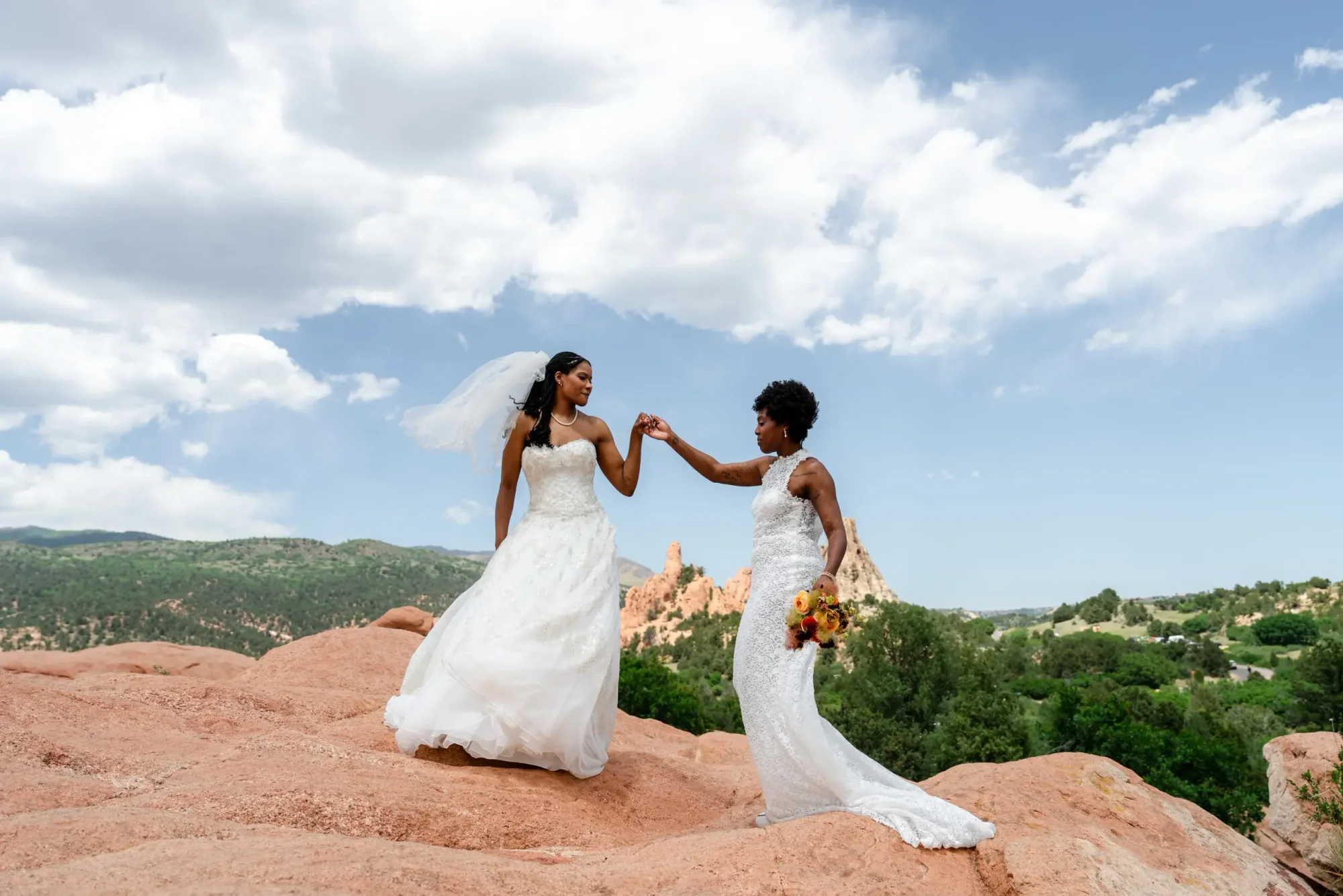 Colorado Outdoor Weddings δύο νύφες στους κόκκινους βράχους του Garden of the Gods