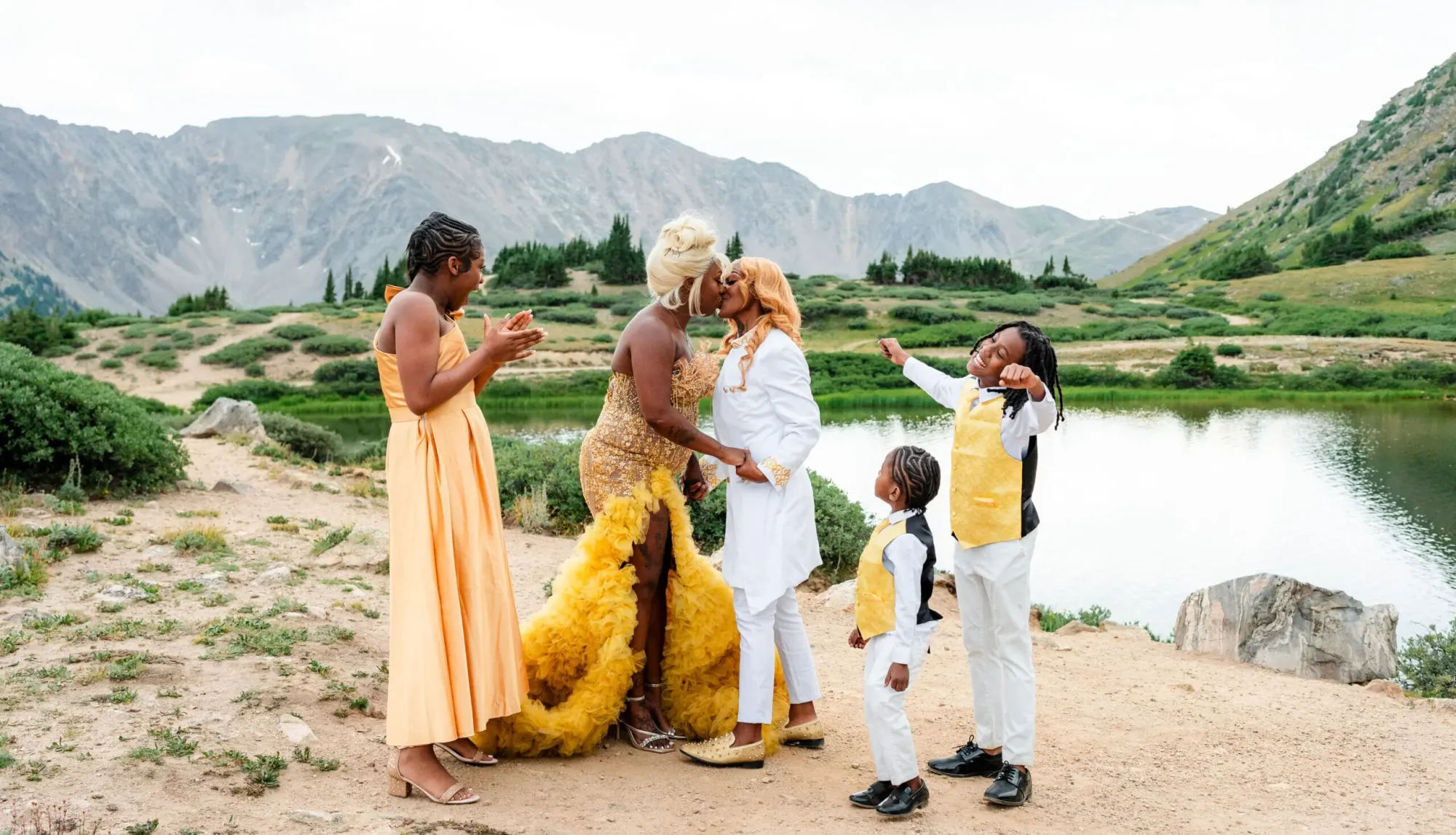 Colorado Outdoor Weddings οικογένεια σε τελετή δίπλα σε λίμνη στα Βραχώδη Όρη