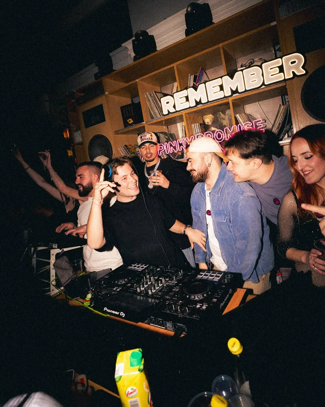 Αθηναϊκό nightlife bar πάρτυ DJ 90s 00s 10s Αθήνα Ελλάδα