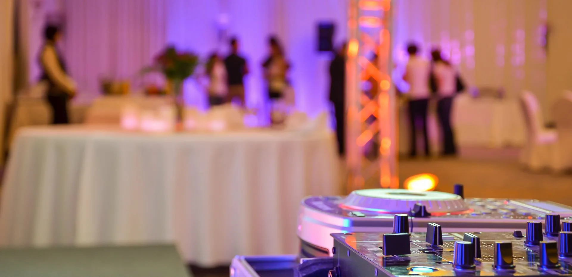 Φωτισμός πίστας και DJ setup σε γάμο στη Βόρεια Ελλάδα
