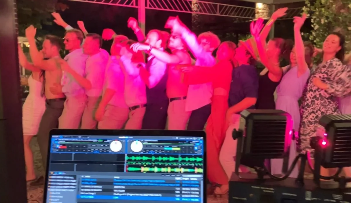 Dj George Nikas UK ρομαντικός γάμος White Suites Χαλκιδική