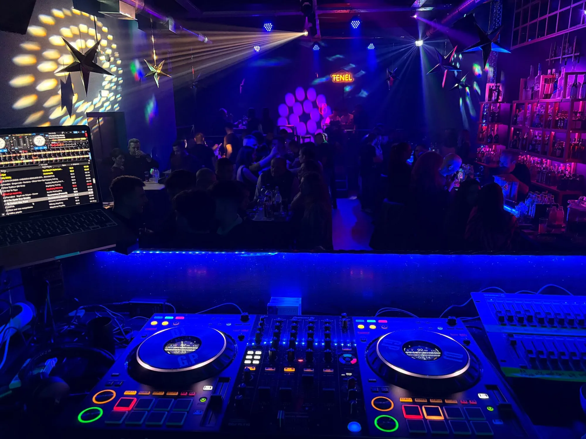 DJ Γιώργος φωτισμός δεξίωσης και ηχητικός εξοπλισμός