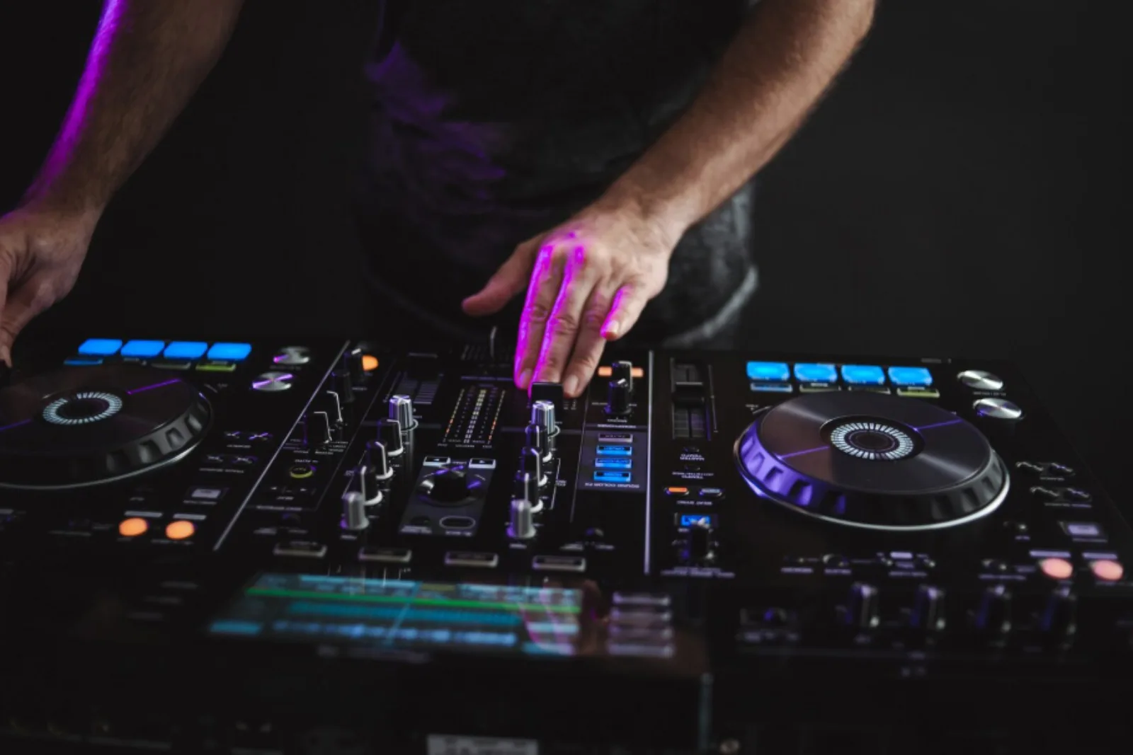 DJ booth στήσιμο γάμου Χαλκίδα John Kouros