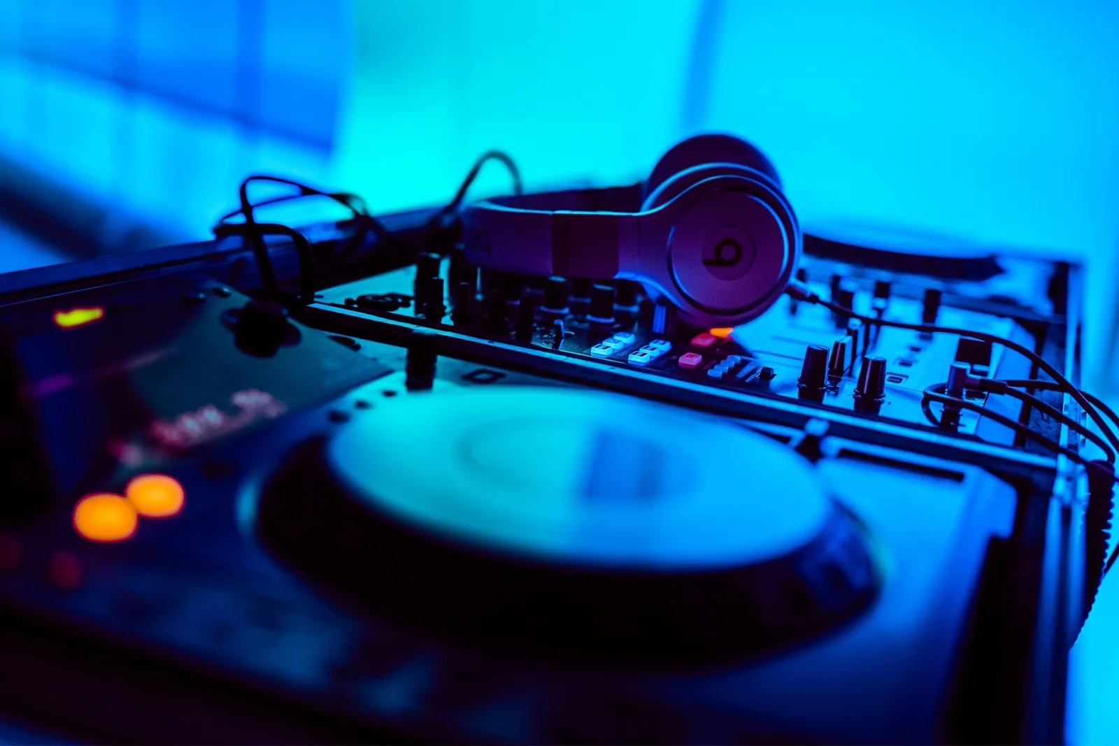 DJ John Kouros δεξίωση γάμου φωτιστικά εφέ