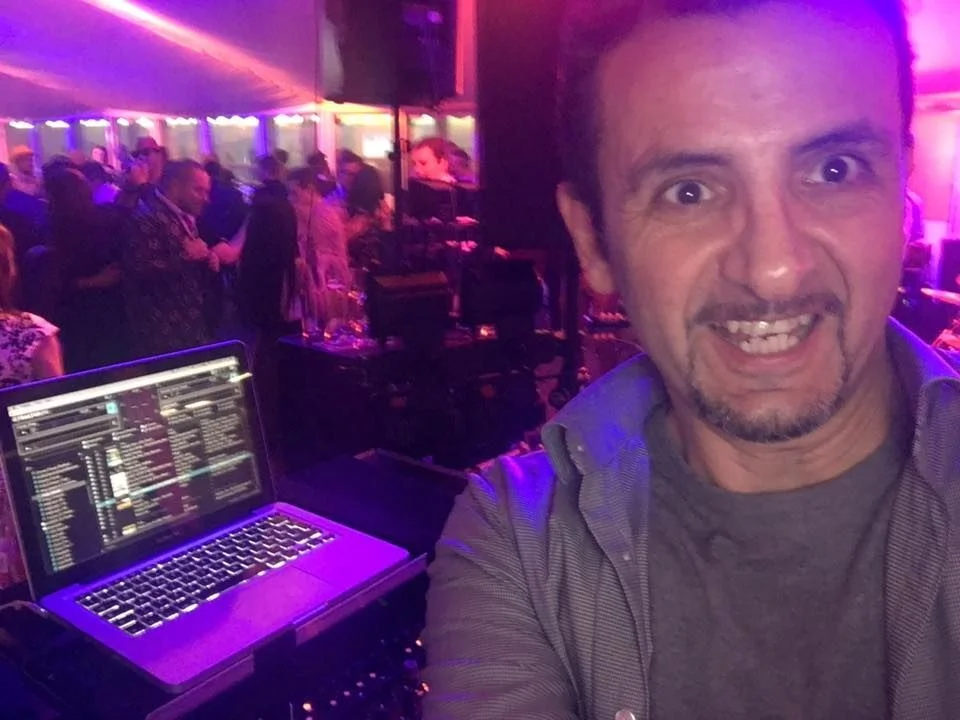 DJ Konstantin πίσω από τα πικάπ σε δεξίωση γάμου