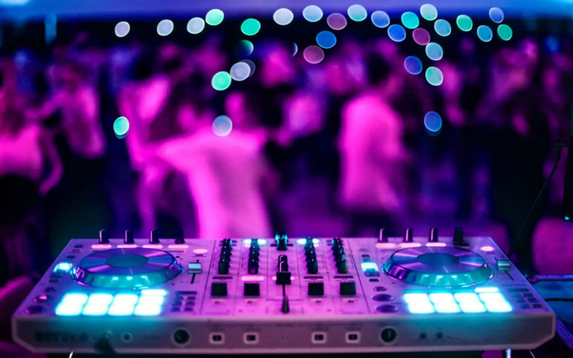 DJ Pascal επαγγελματικό DJ booth φωτισμός και ήχος