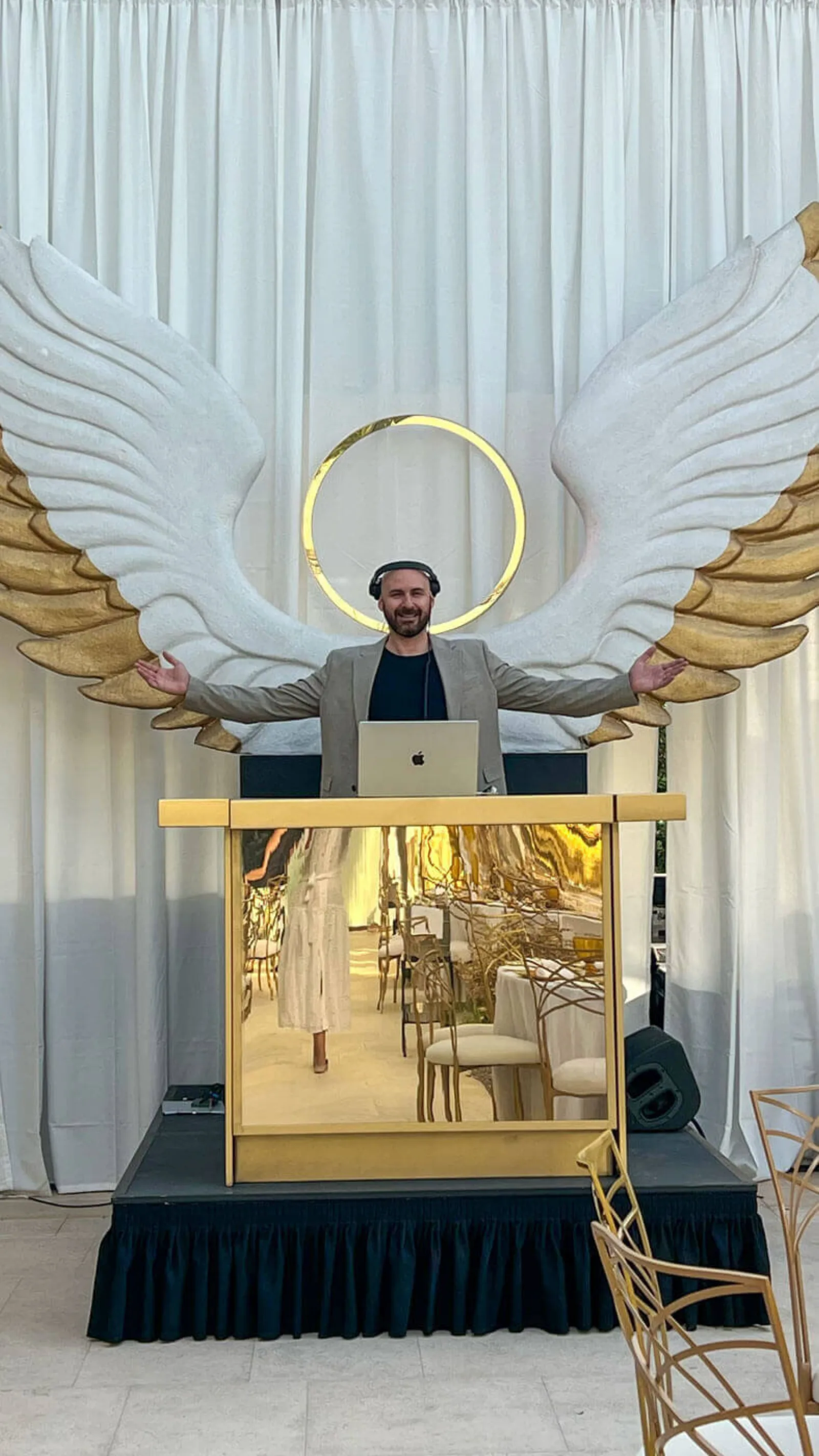 Custom χρυσό DJ booth για luxury γάμο στην Ελλάδα
