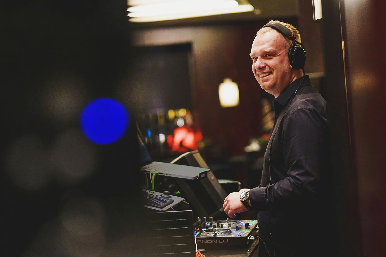 DJ George Kouzas Αθήνα DJ γάμου στην κονσόλα Ελλάδα destination weddings