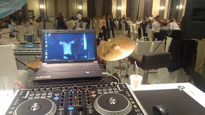 DJ Τόλης φωτισμός πάρτι γάμου και DJ booth