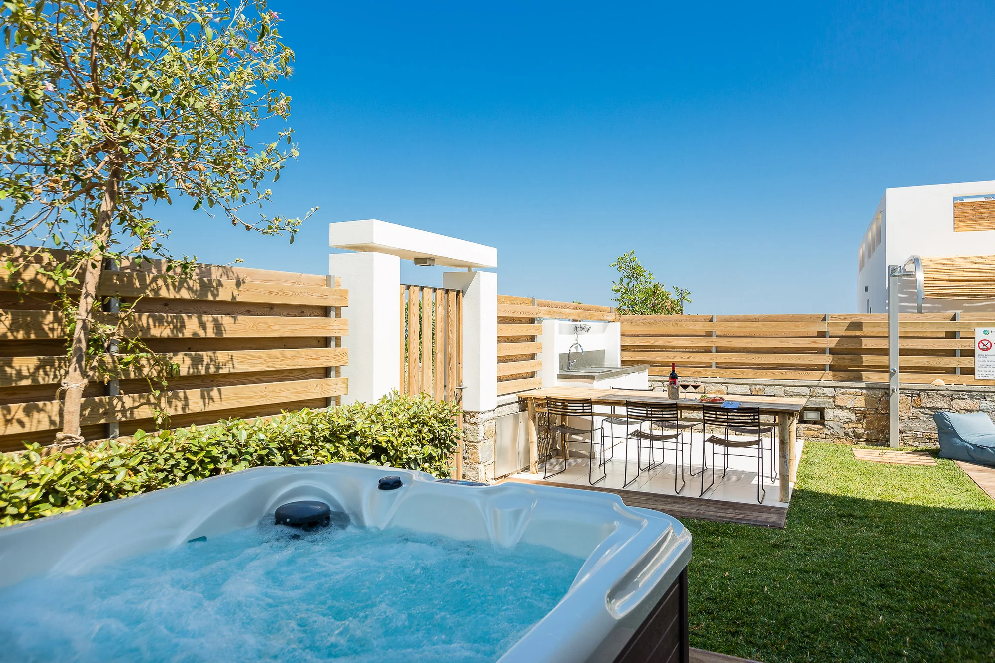 Εξωτερικό lounge ανάμεσα σε ελιές στο κτήμα Thalasses