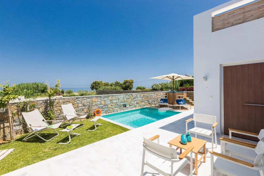 Περιφραγμένο παραθαλάσσιο campus Thalasses στον Πηγιανό Κάμπο για γαμήλιο σαββατοκύριακο πολλών βιλών
