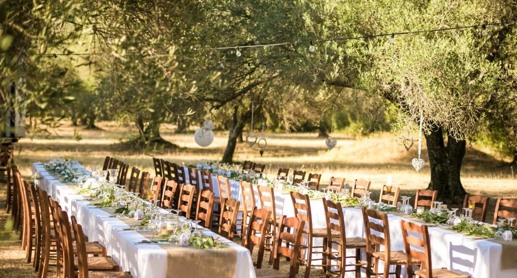 Δεξίωση γάμου σε long table Κεφαλονιά εξωτερικός χώρος