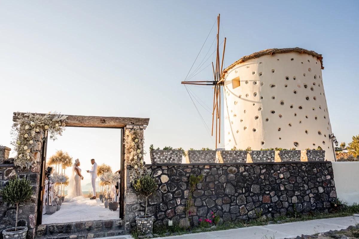 Πισίνα και κλιμακωτές βεράντες βίλας El Viento με θέα καλντέρα στη Σαντορίνη σε χρυσή ώρα