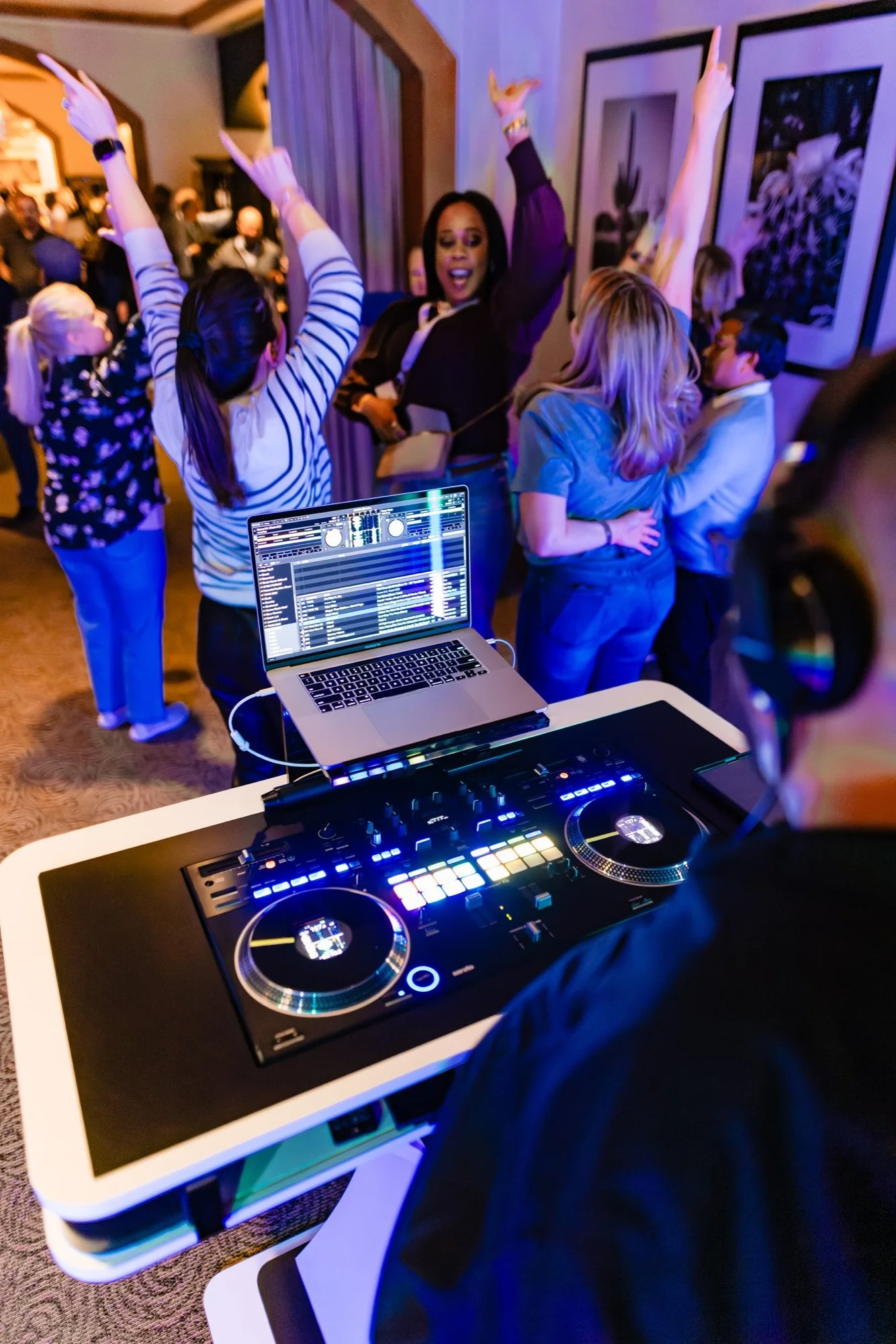 Κονσόλα DJ του Elite Mobile Entertainment με καλεσμένους να χορεύουν, Τούσον Αριζόνα