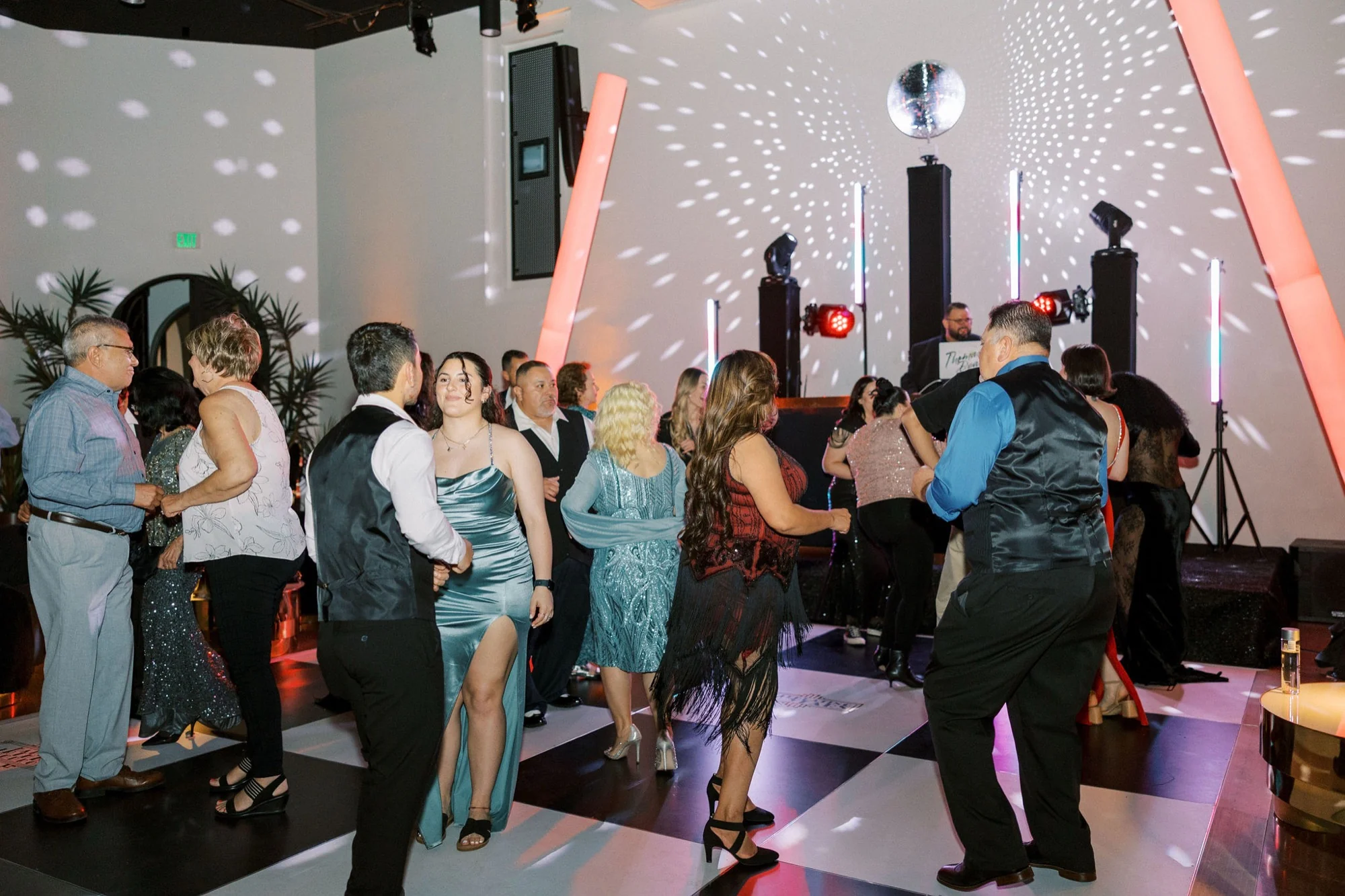 Γεμάτη πίστα κάτω από disco ball στο Heard Museum του Phoenix με το Elite Mobile Entertainment