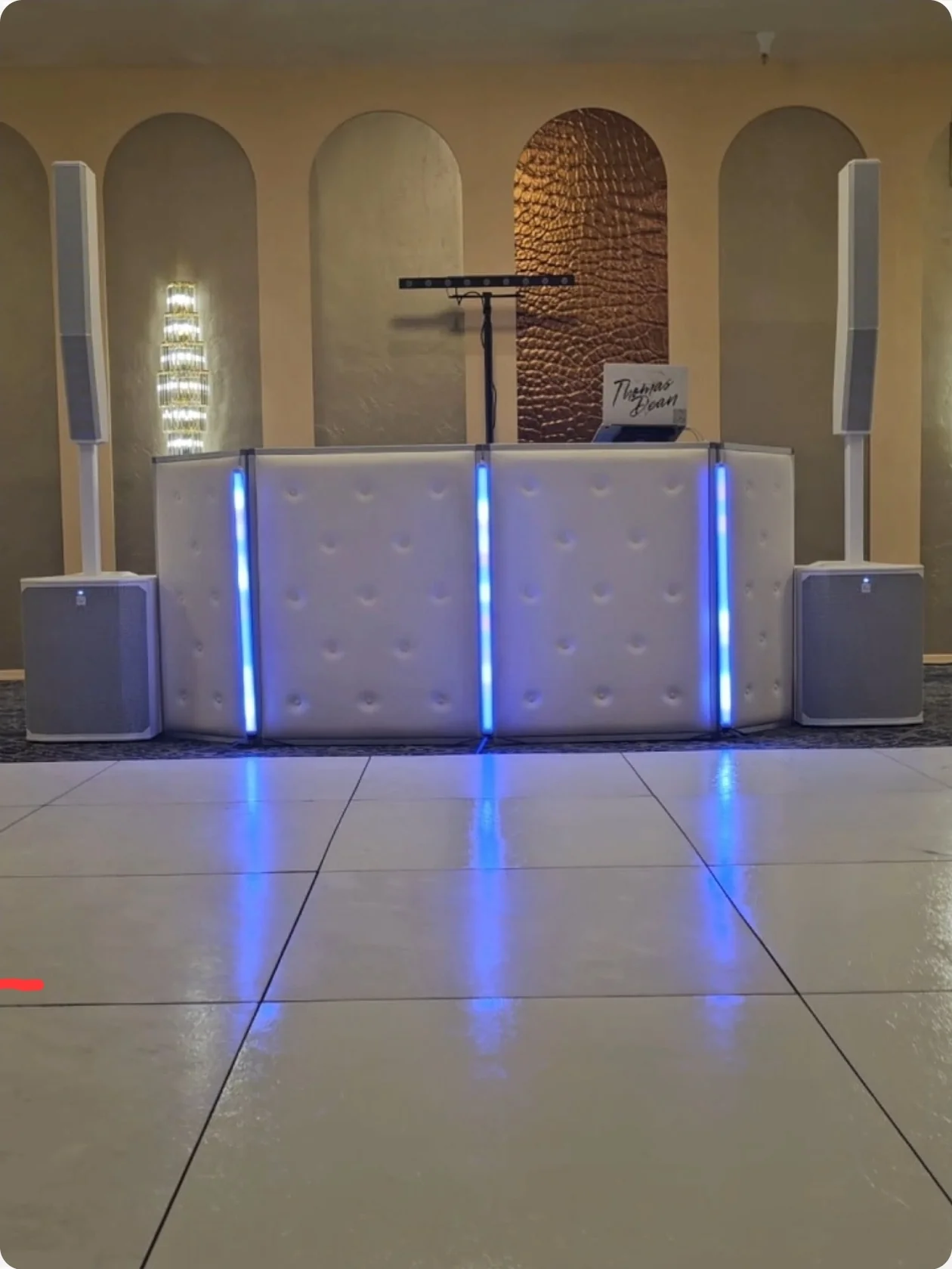 Στήσιμο DJ του Elite Mobile Entertainment με μπλε φωτισμό στο Skyline Country Club του Τούσον