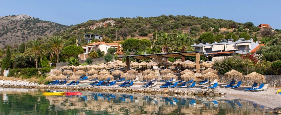 Νυχτερινή σκηνή με λάμψη μπαρ που αντανακλά στο κοντινό νερό