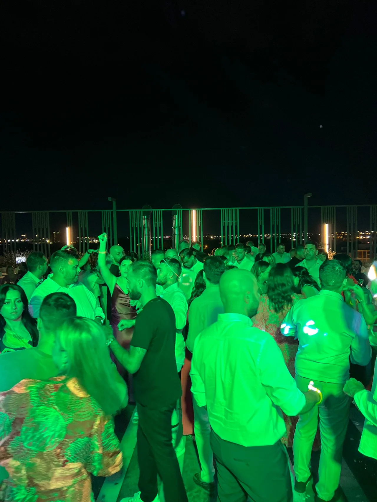 DJ Johnny S Γιάννης Σακκάς DJ γάμου Θεσσαλονίκη στα decks