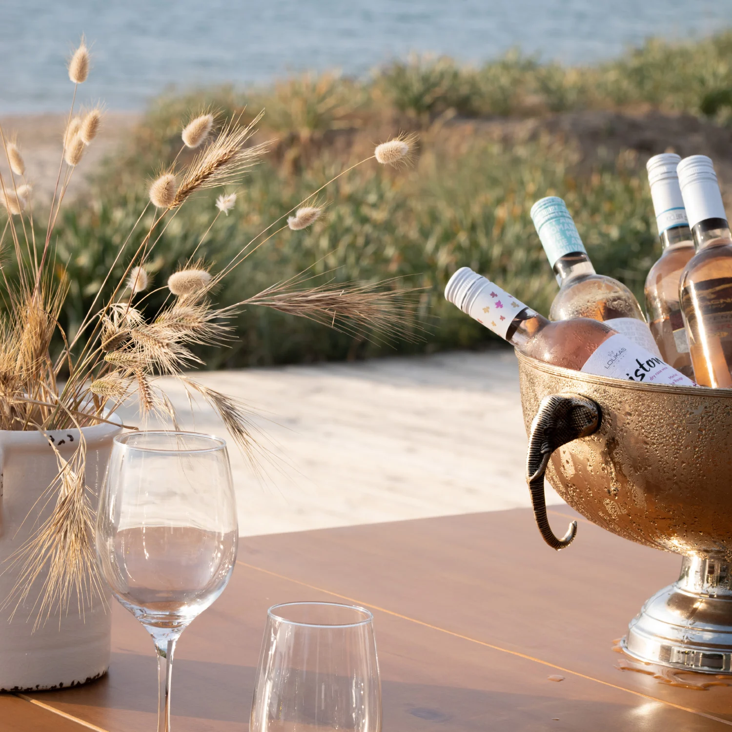 Beach club DJ-ready deck για πάρτι καλωσορίσματος κατά τη διάρκεια της ημέρας