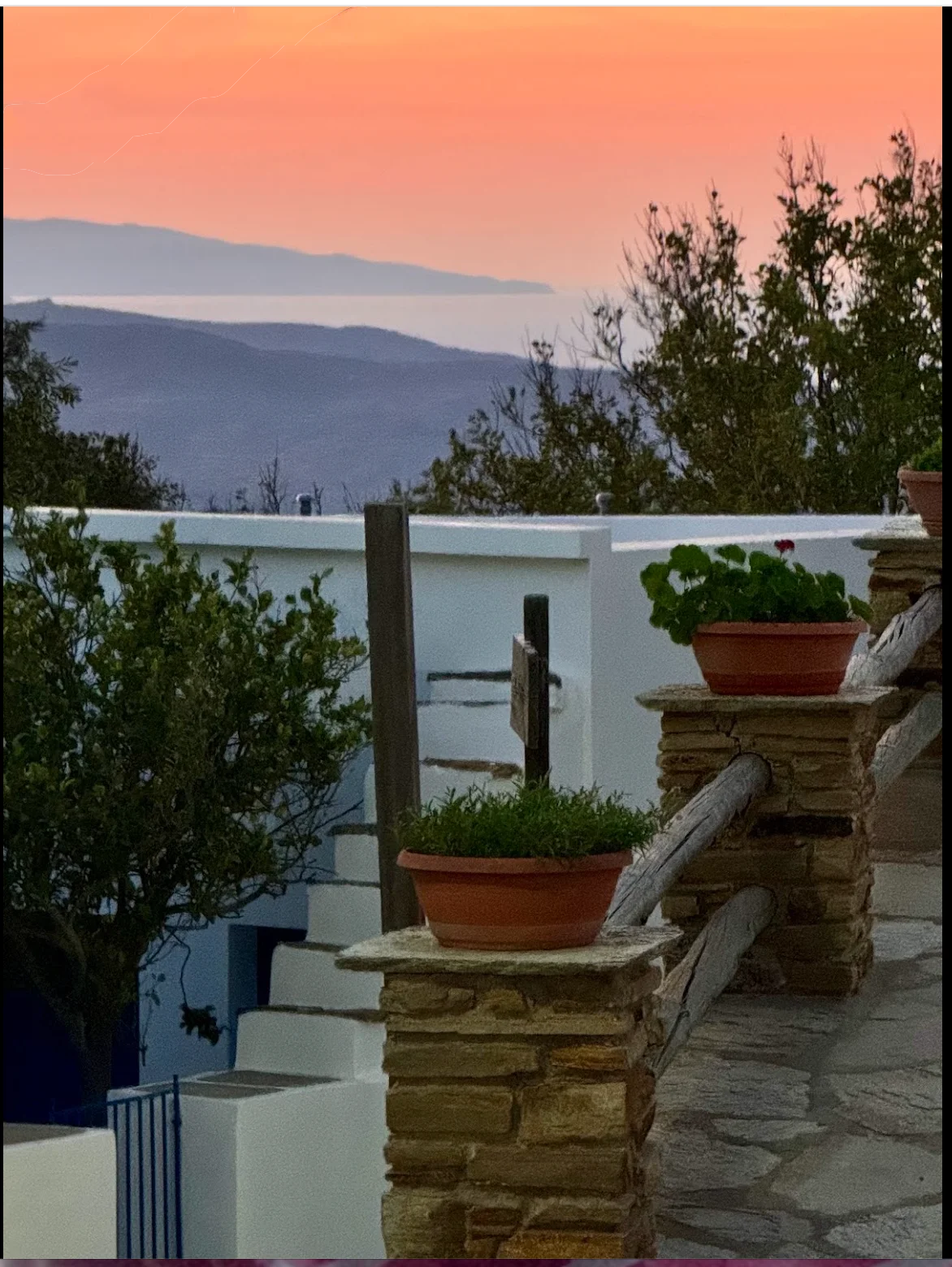 The Knight's Retreat πέτρινα σκαλιά και θέα στο Αιγαίο ηλιοβασίλεμα Τήνος