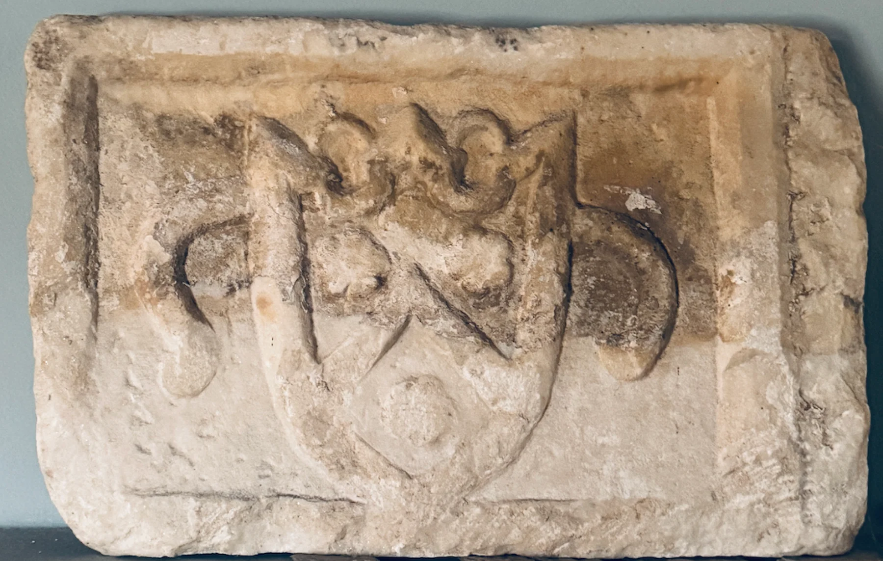 The Knight's Retreat σκαλιστό οικόσημο του ιππότη Ξινάρα Τήνος