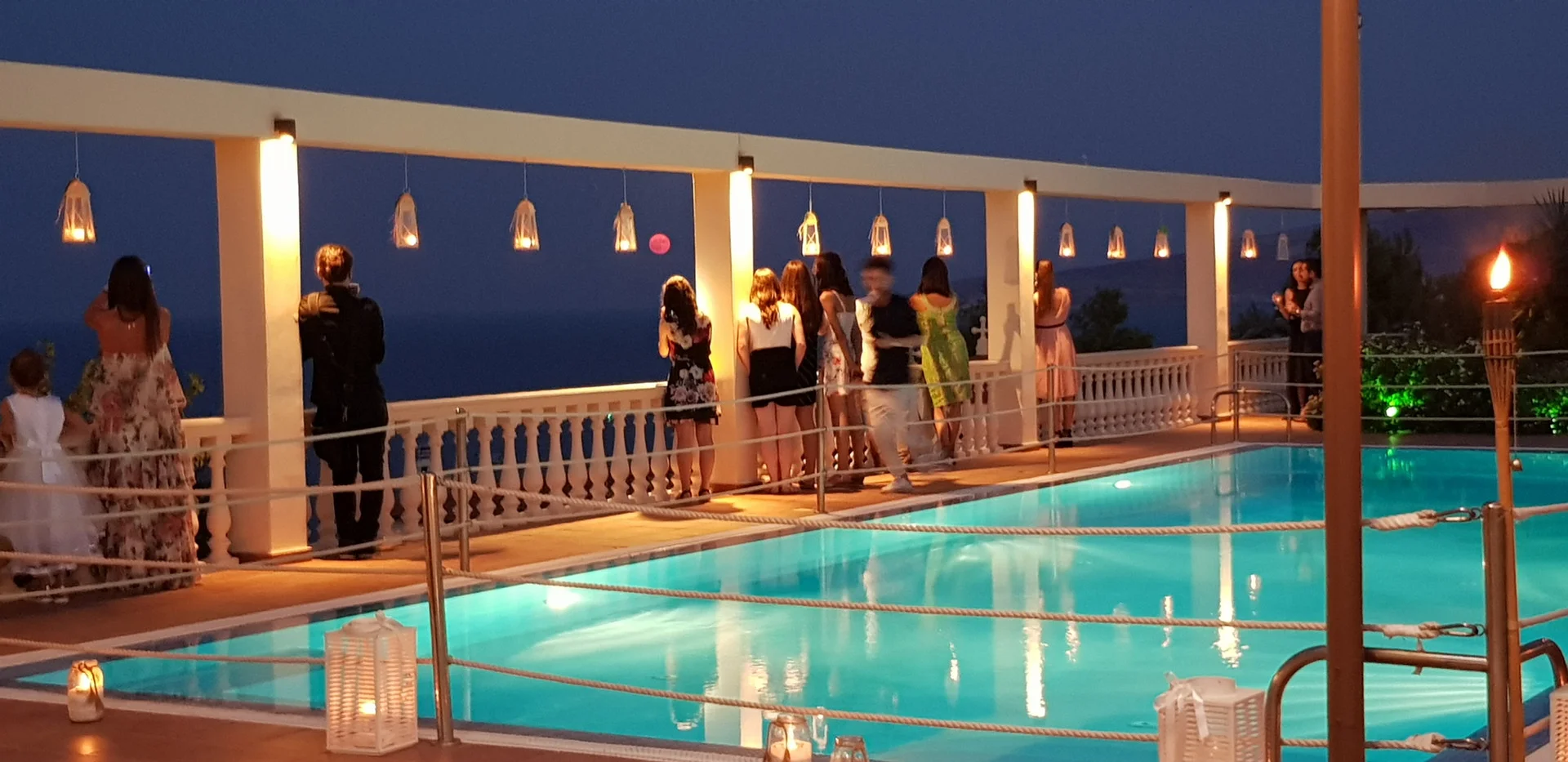 Κτήμα Απέραντο Γαλάζιο — πισίνα και περγκόλες