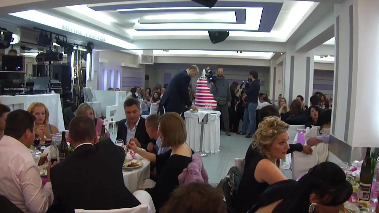 Μεντής είσοδος ζευγαριού, τούρτα, χορός – Κτήμα Φυλλίδος Γη