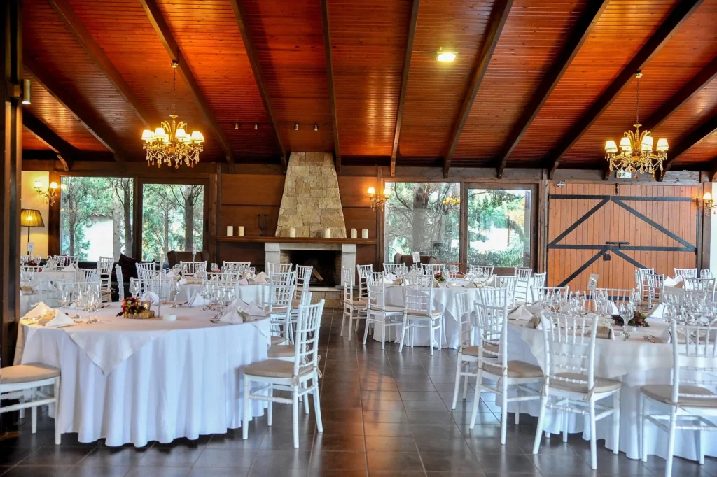 Chalet Velli, σαλόνι με τζάκι για χειμερινές εκδηλώσεις