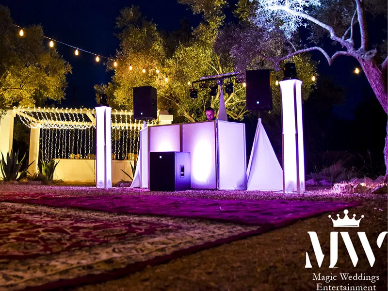 DJ booth και dancefloor lights setup σε γάμο