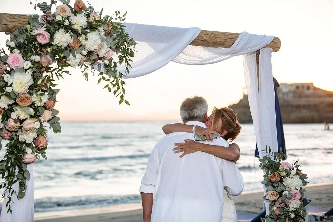 Misirlou Events Νάξος παραλιακή τελετή ανθοδιακόσμηση