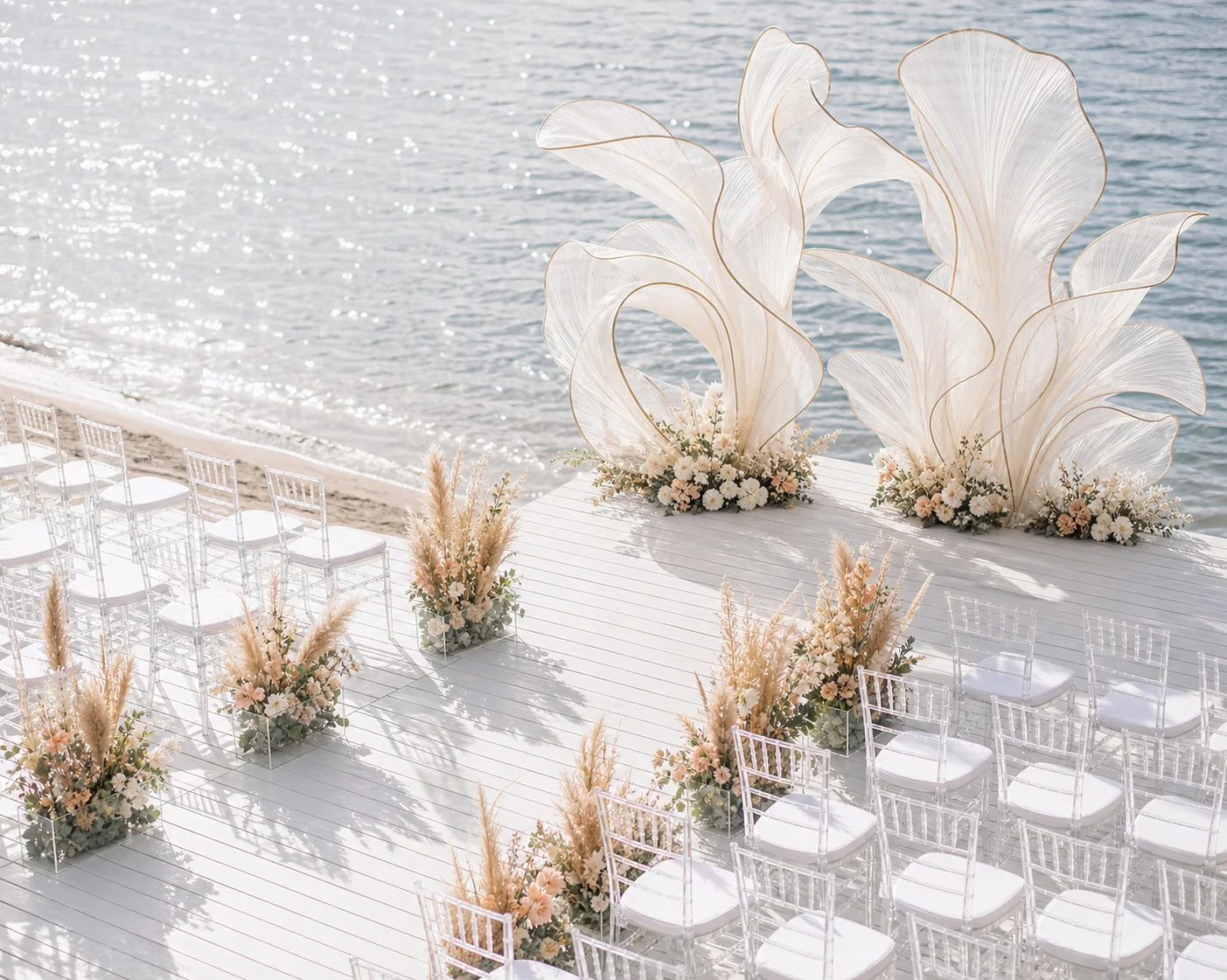 MoreLess Events wedding planner Ντουμπάι: τελετή δίπλα στη θάλασσα με γλυπτικό backdrop