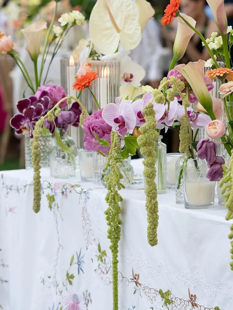 MYA Wedding δείπνο με κεριά και ζωντανά λουλούδια γάμος προορισμού