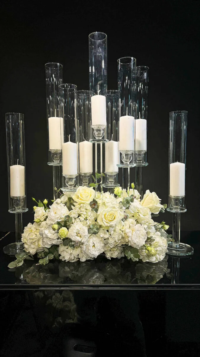 Neda Decorations διακόσμηση τραπεζαρίας κηροπήγιο λευκά λουλούδια Αθήνα
