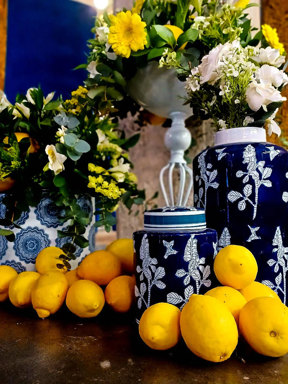 Neda Decorations στολισμός τραπεζιού γάμου με λεμόνια και μπλε κεραμικά Αθήνα