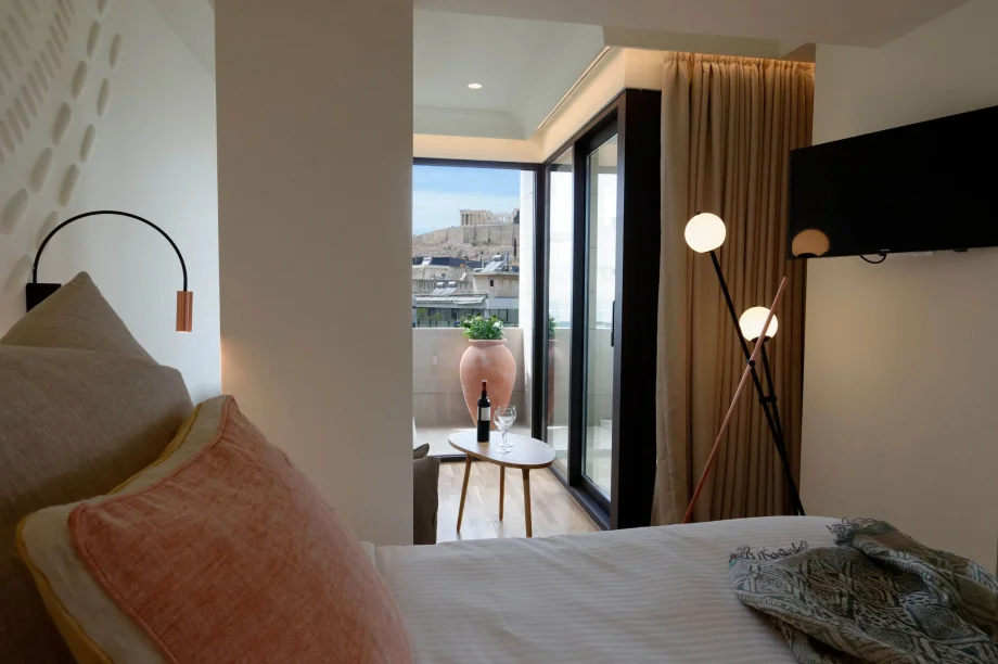 Κρεβάτι COCO-MAT και αρχαιοελληνικό design στη Divine Niche Suite του Niche Hotel Athens